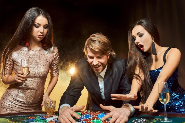 Pengguna ponsel membuka kategori Get Money
